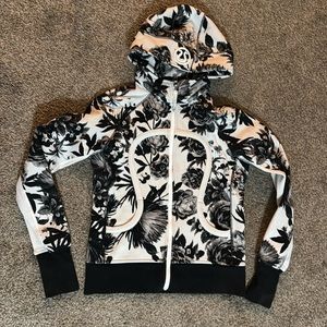 Lululemon Scuba Hoodie
Black/Grey/ White/Cream Floral pattern